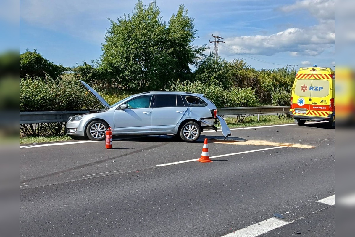 FOTO: Po zrážke áut na D1 pri Beluši skončili dvaja ľudia v rukách záchranárov, foto 2
