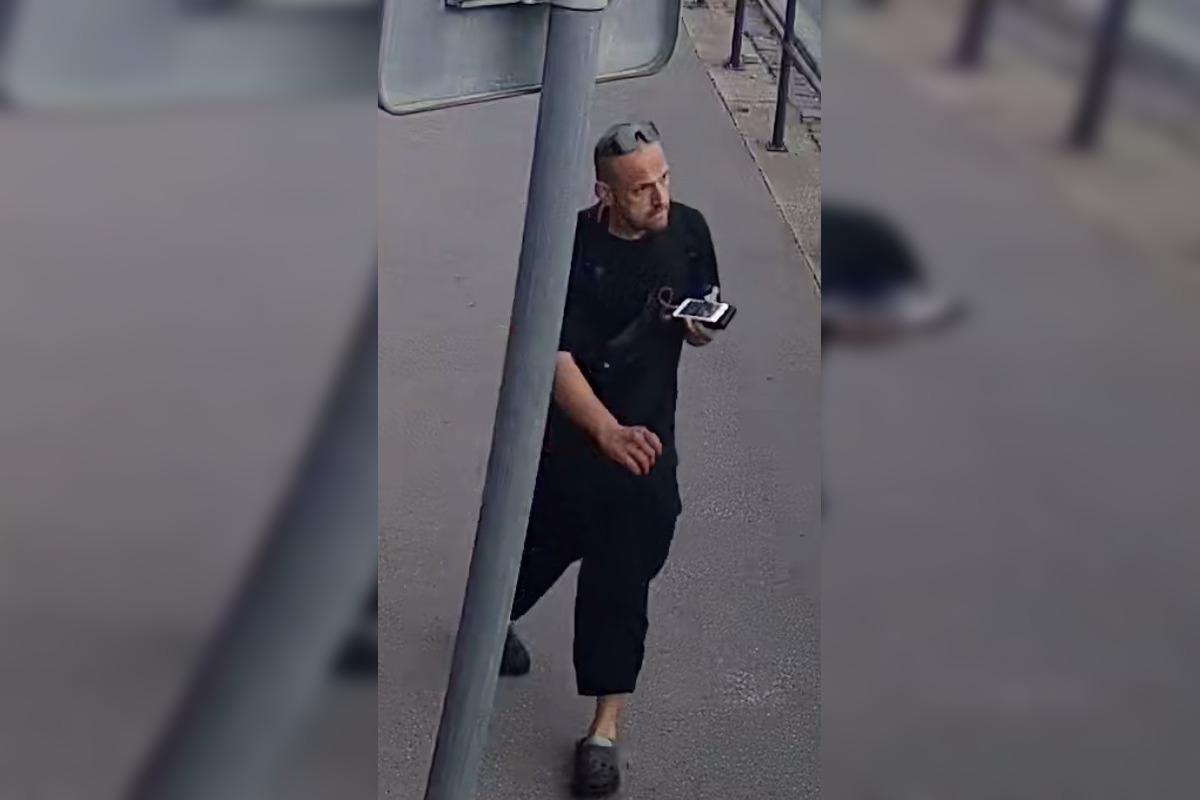 FOTO: Pomôžte stotožniť muža na fotografiách, polícia z Trenčína hľadá informácie, foto 1