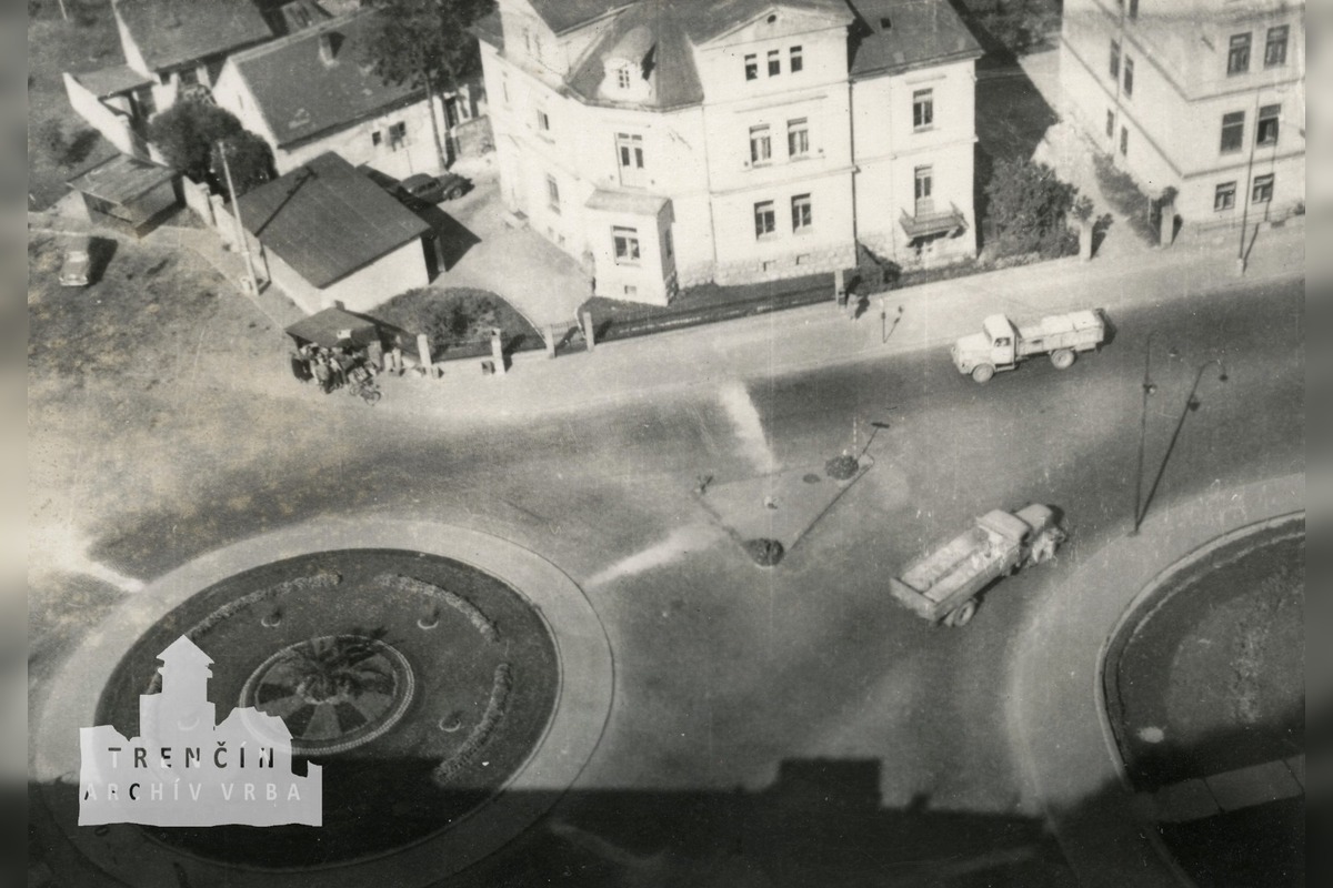 FOTO: Trenčania diskutujú, či bol na križovatke lepší kruháč, foto 1