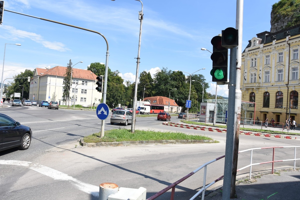 FOTO: Trenčania diskutujú, či bol na križovatke lepší kruháč, foto 2