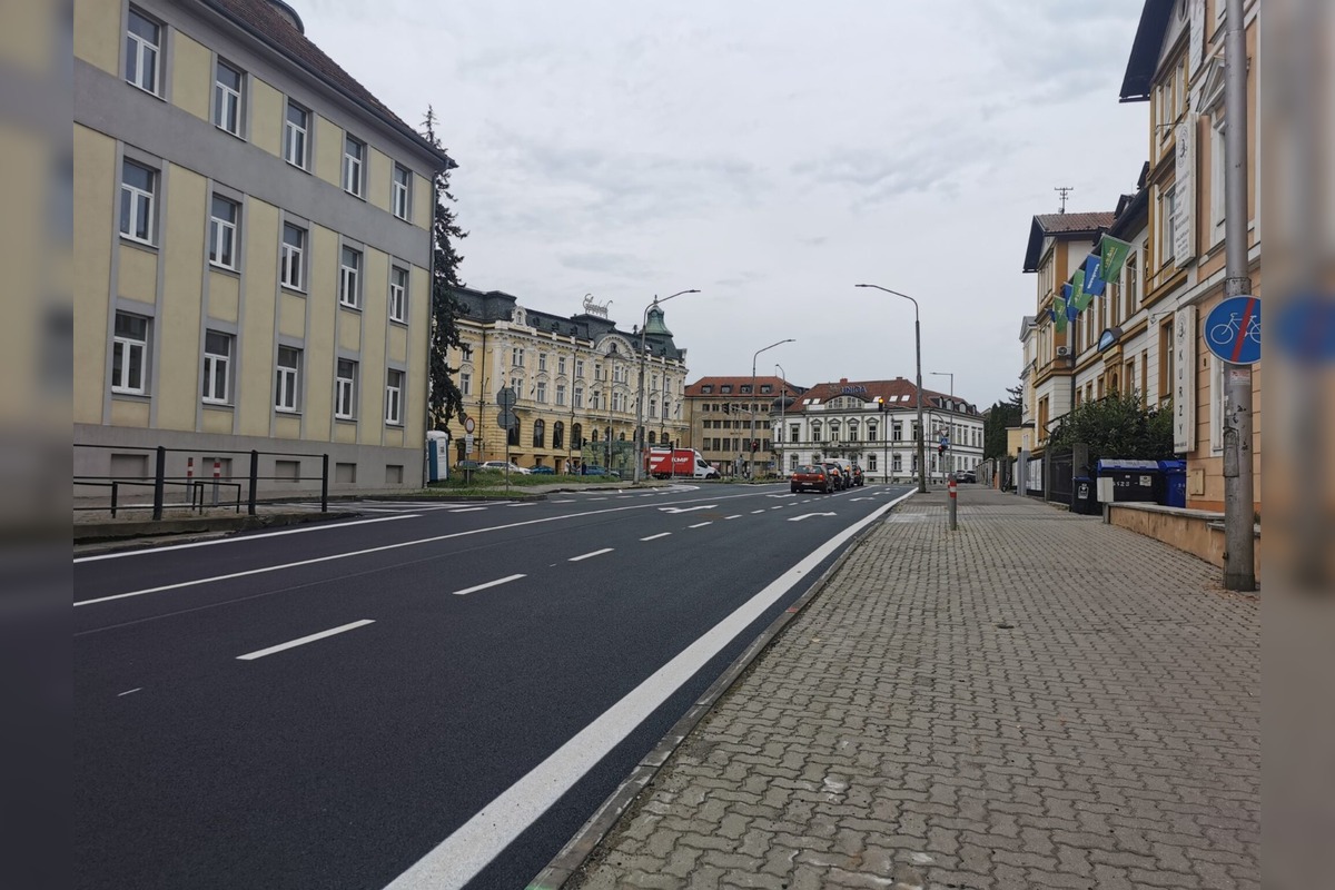 FOTO: Mesto dokončilo opravu cesty pred ZUŠ K. Pádivého v Trenčíne, vodiči môžu prejsť aj podjazdom, foto 2
