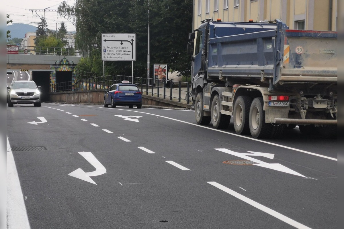 FOTO: Mesto dokončilo opravu cesty pred ZUŠ K. Pádivého v Trenčíne, vodiči môžu prejsť aj podjazdom, foto 3