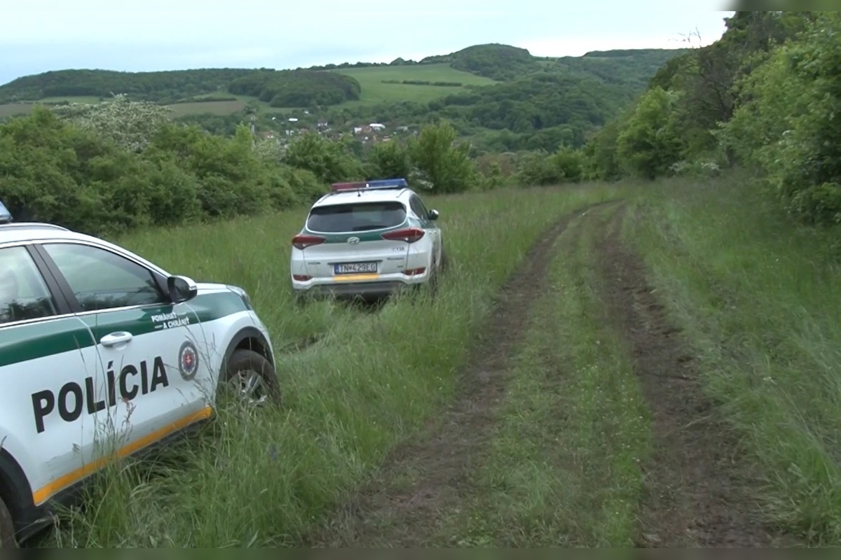 FOTO: Muž pri Trenčíne ohrozoval v lese poľovníkov aj políciu , foto 4