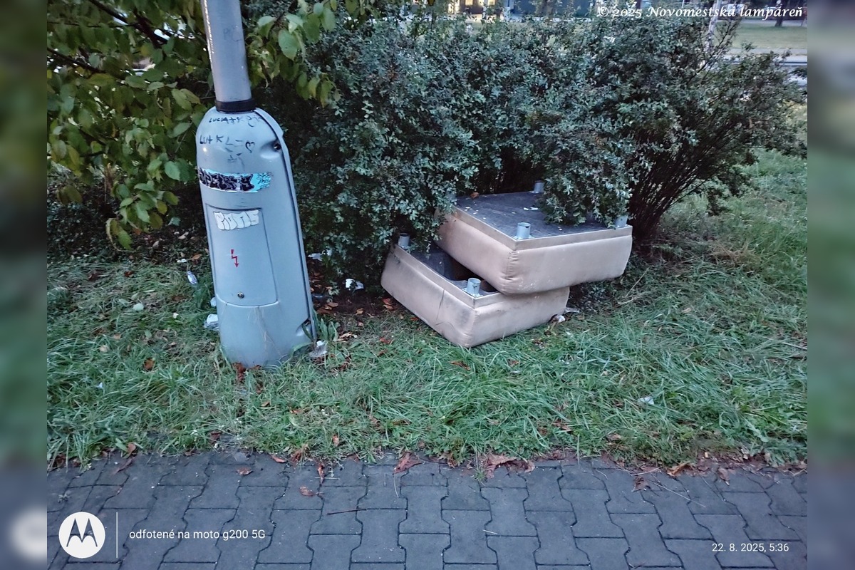 FOTO: V Novom meste nad Váhom niekto vyváža pravidelne odpad na Piešťanskú ulicu , foto 2