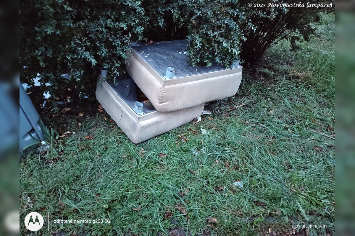 FOTO: V Novom meste nad Váhom niekto vyváža pravidelne odpad na Piešťanskú ulicu , foto 3