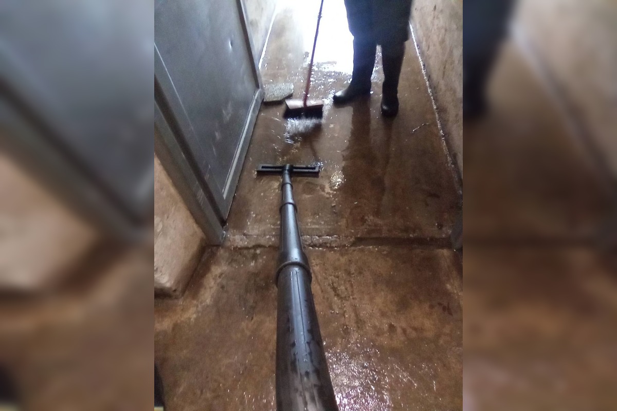 FOTO: Výdatné dažde vytopili pivnice obecného úradu aj Katolíckeho domu v Chynoranoch, foto 1