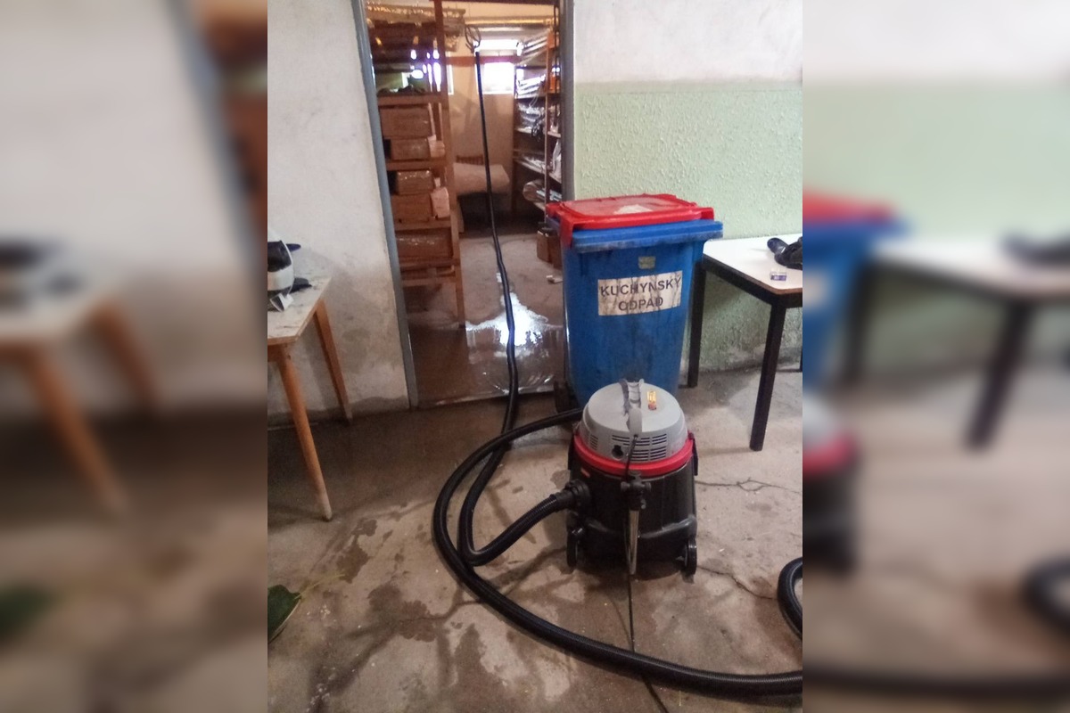 FOTO: Výdatné dažde vytopili pivnice obecného úradu aj Katolíckeho domu v Chynoranoch, foto 2