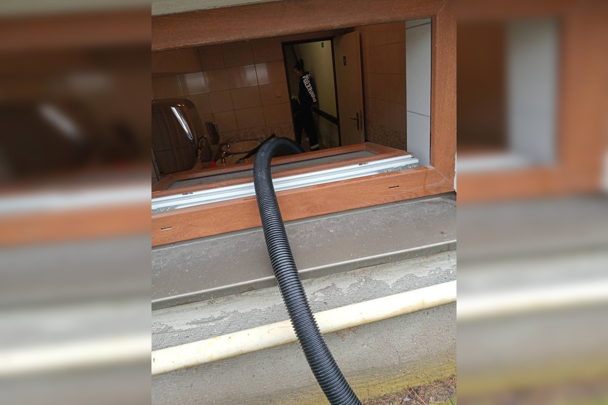 FOTO: Výdatné dažde vytopili pivnice obecného úradu aj Katolíckeho domu v Chynoranoch, foto 3