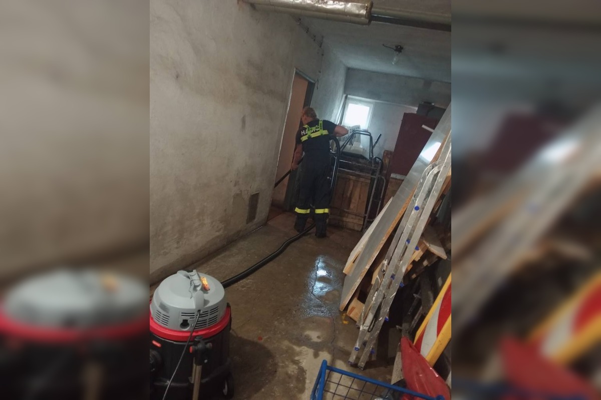 FOTO: Výdatné dažde vytopili pivnice obecného úradu aj Katolíckeho domu v Chynoranoch, foto 4