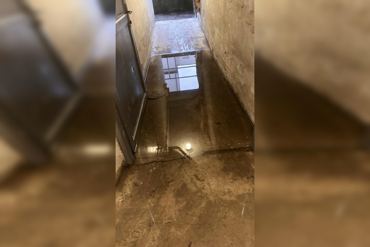 FOTO: Výdatné dažde vytopili pivnice obecného úradu aj Katolíckeho domu v Chynoranoch, foto 5