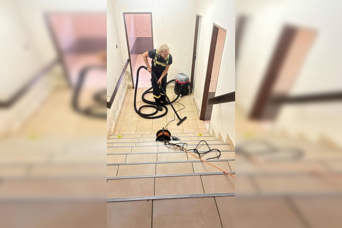 FOTO: Výdatné dažde vytopili pivnice obecného úradu aj Katolíckeho domu v Chynoranoch, foto 8