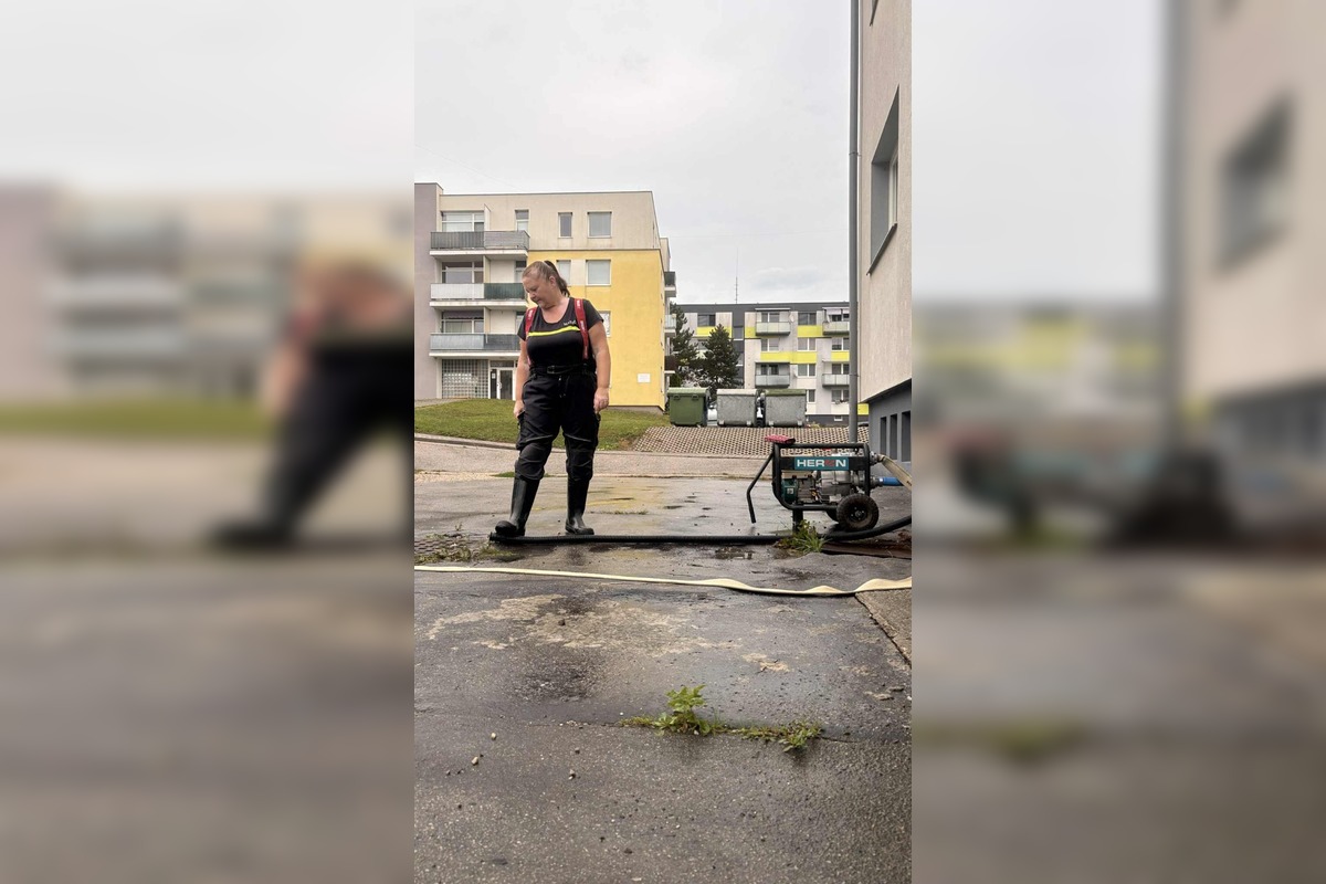 FOTO: Výdatné dažde vytopili pivnice obecného úradu aj Katolíckeho domu v Chynoranoch, foto 11