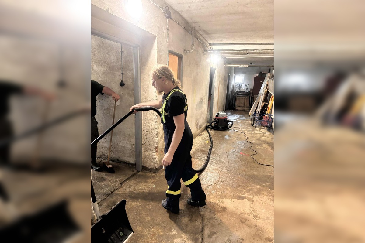 FOTO: Výdatné dažde vytopili pivnice obecného úradu aj Katolíckeho domu v Chynoranoch, foto 12