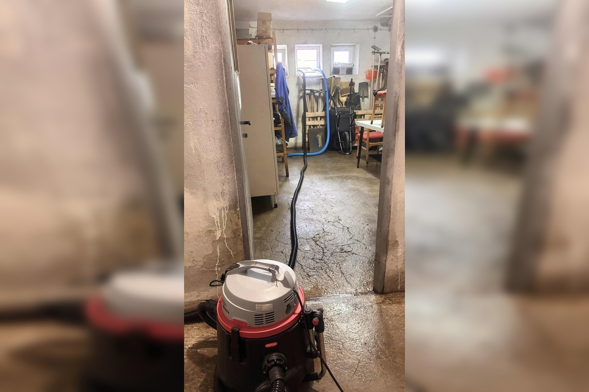 FOTO: Výdatné dažde vytopili pivnice obecného úradu aj Katolíckeho domu v Chynoranoch, foto 13