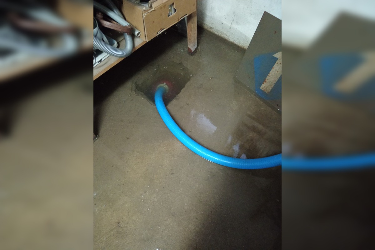 FOTO: Výdatné dažde vytopili pivnice obecného úradu aj Katolíckeho domu v Chynoranoch, foto 14