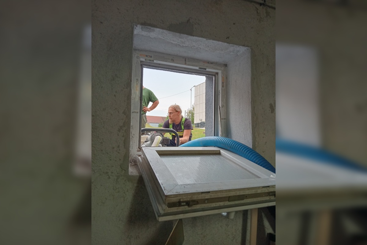 FOTO: Výdatné dažde vytopili pivnice obecného úradu aj Katolíckeho domu v Chynoranoch, foto 15