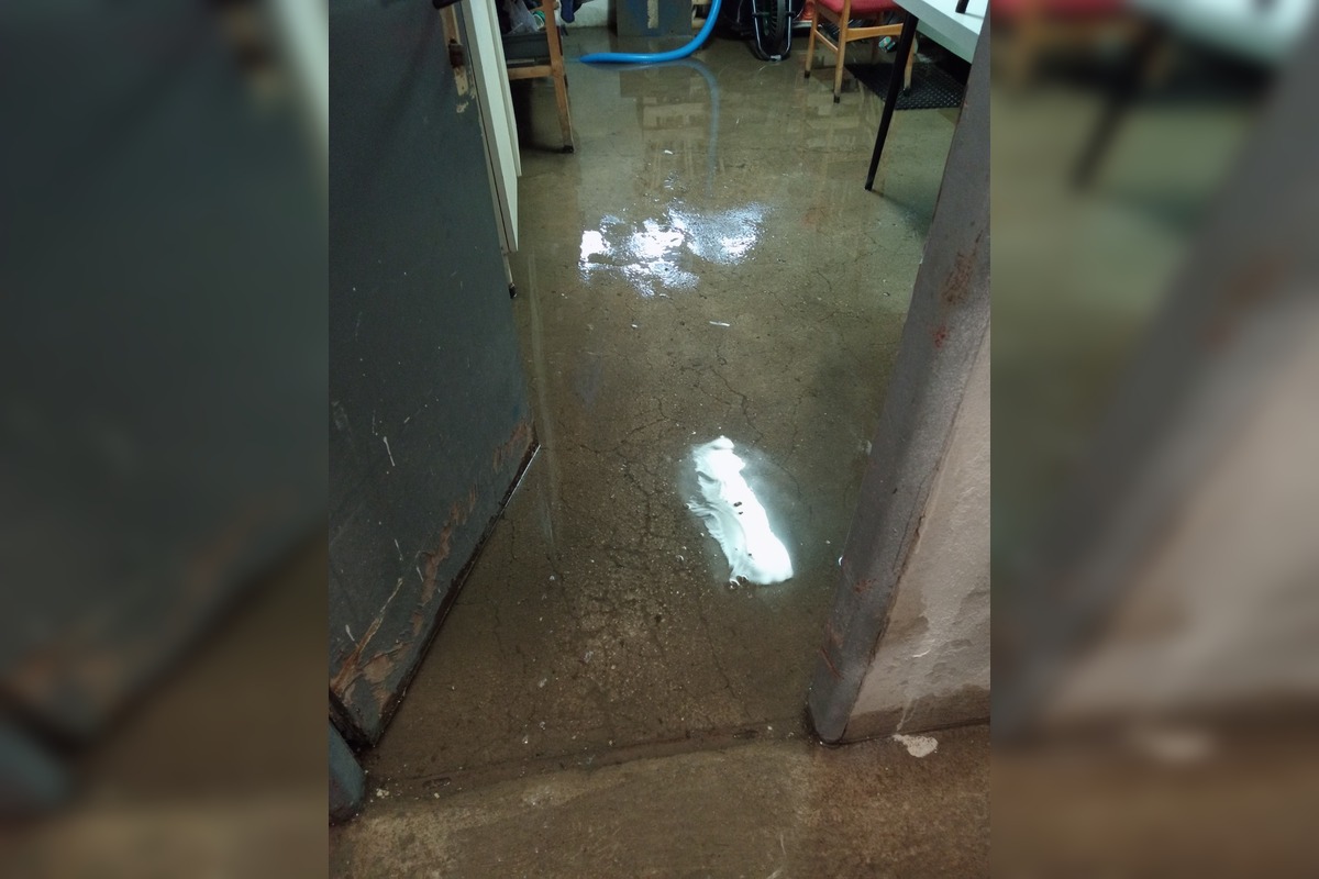 FOTO: Výdatné dažde vytopili pivnice obecného úradu aj Katolíckeho domu v Chynoranoch, foto 17