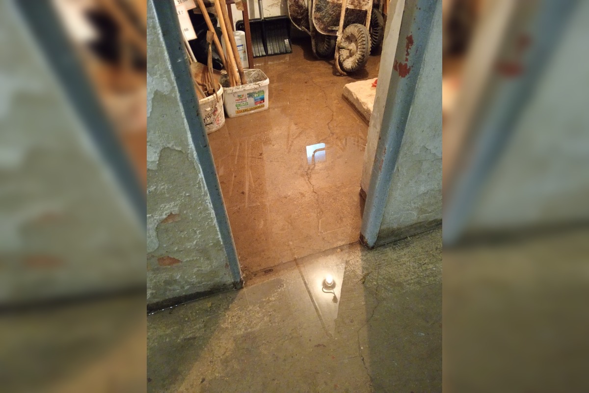FOTO: Výdatné dažde vytopili pivnice obecného úradu aj Katolíckeho domu v Chynoranoch, foto 18