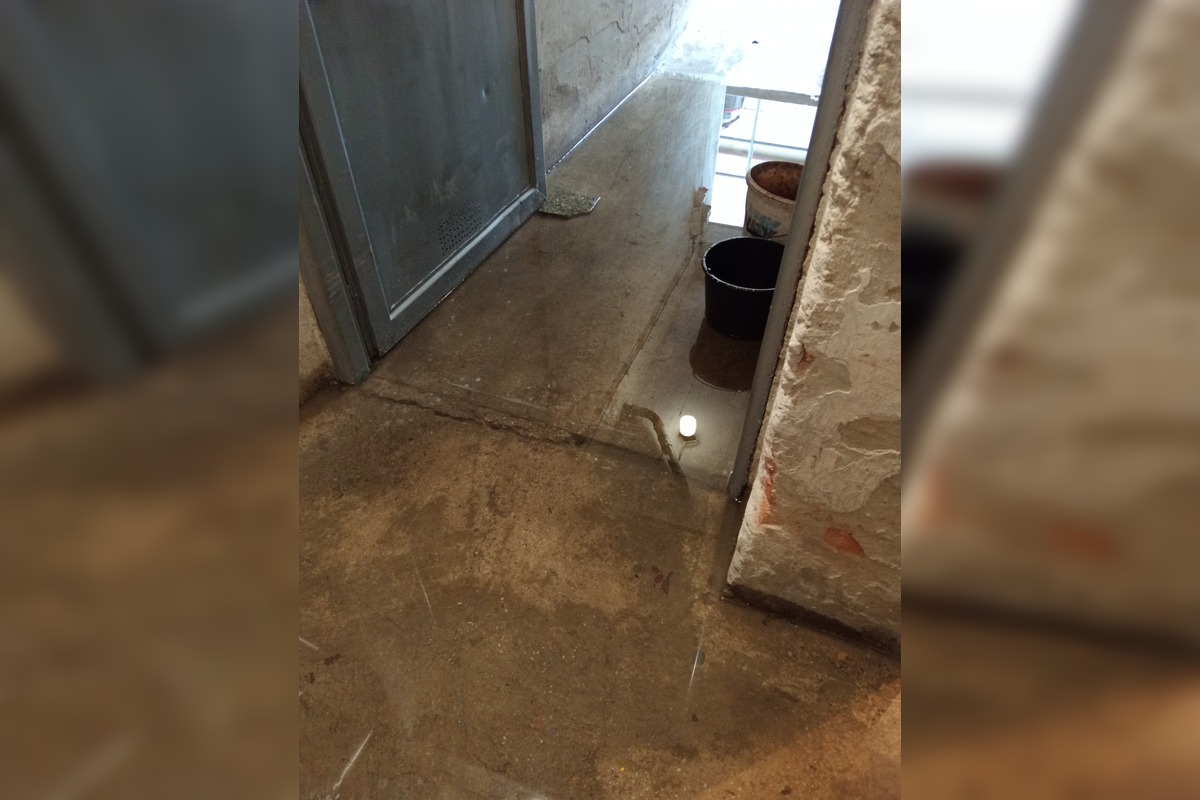 FOTO: Výdatné dažde vytopili pivnice obecného úradu aj Katolíckeho domu v Chynoranoch, foto 19