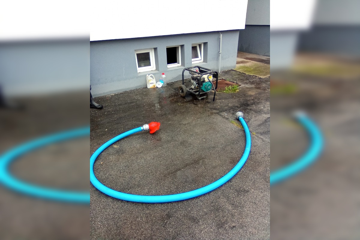 FOTO: Výdatné dažde vytopili pivnice obecného úradu aj Katolíckeho domu v Chynoranoch, foto 20