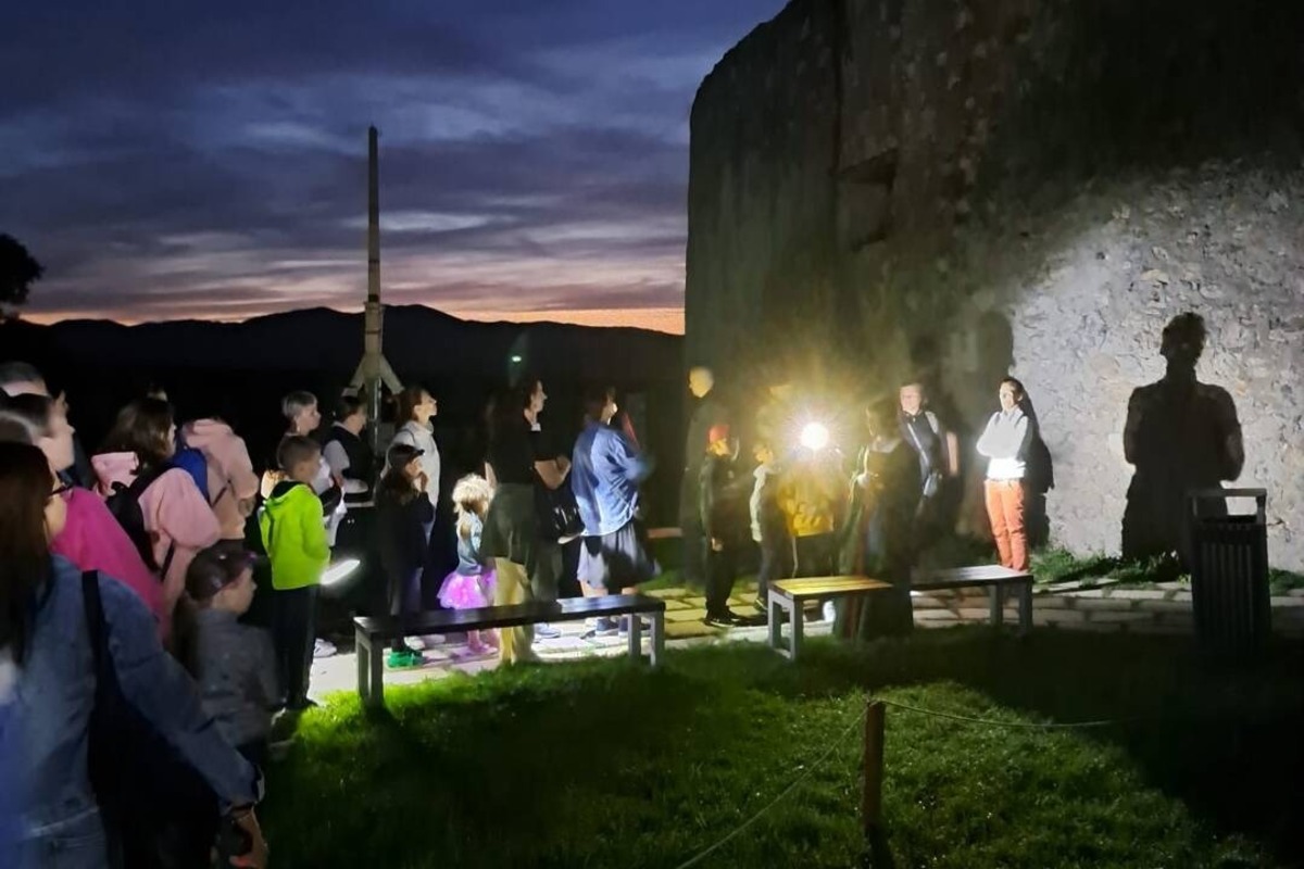 FOTO: Trenčiansky hrad opäť organizuje obľúbené nočné prehliadky , foto 2
