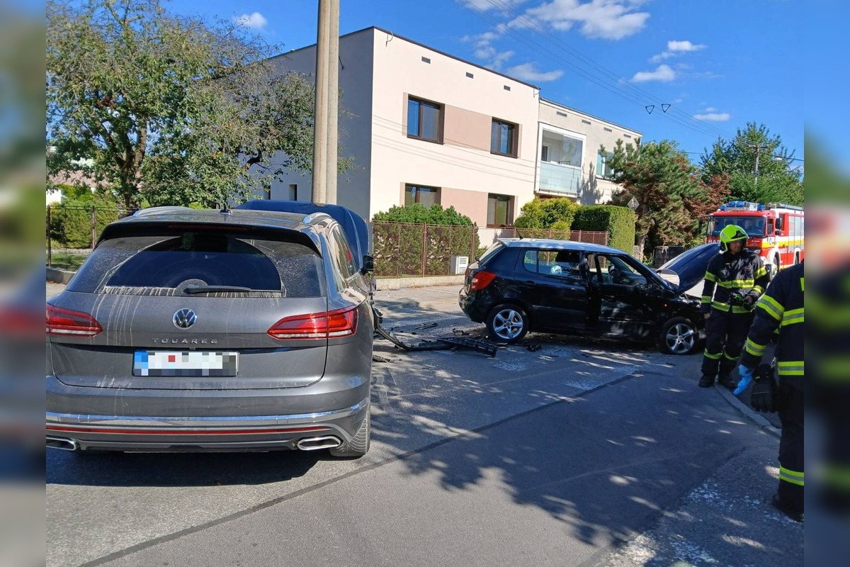 FOTO: V Púchove došlo k nehode dvoch áut, zranili sa dve osoby, foto 2