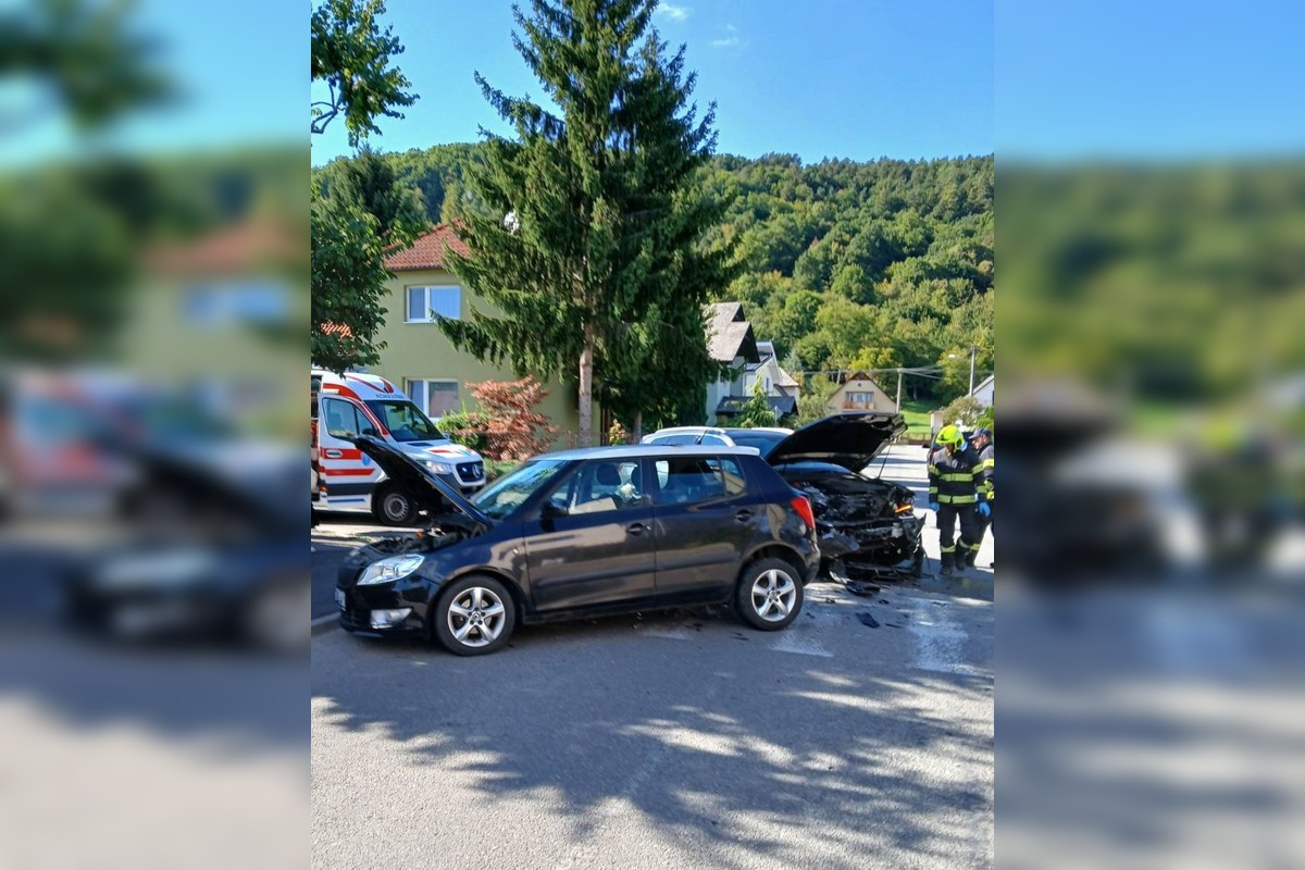 FOTO: V Púchove došlo k nehode dvoch áut, zranili sa dve osoby, foto 3