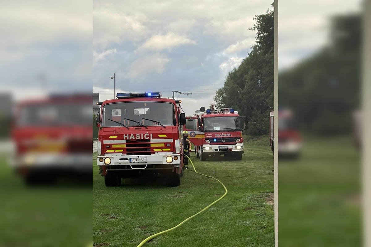 FOTO: Na štadióne v Pravenci horeli šatne, hráči sa museli prezliekať v susednej obci, foto 1