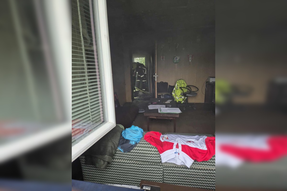 FOTO: Na štadióne v Pravenci horeli šatne, hráči sa museli prezliekať v susednej obci, foto 2