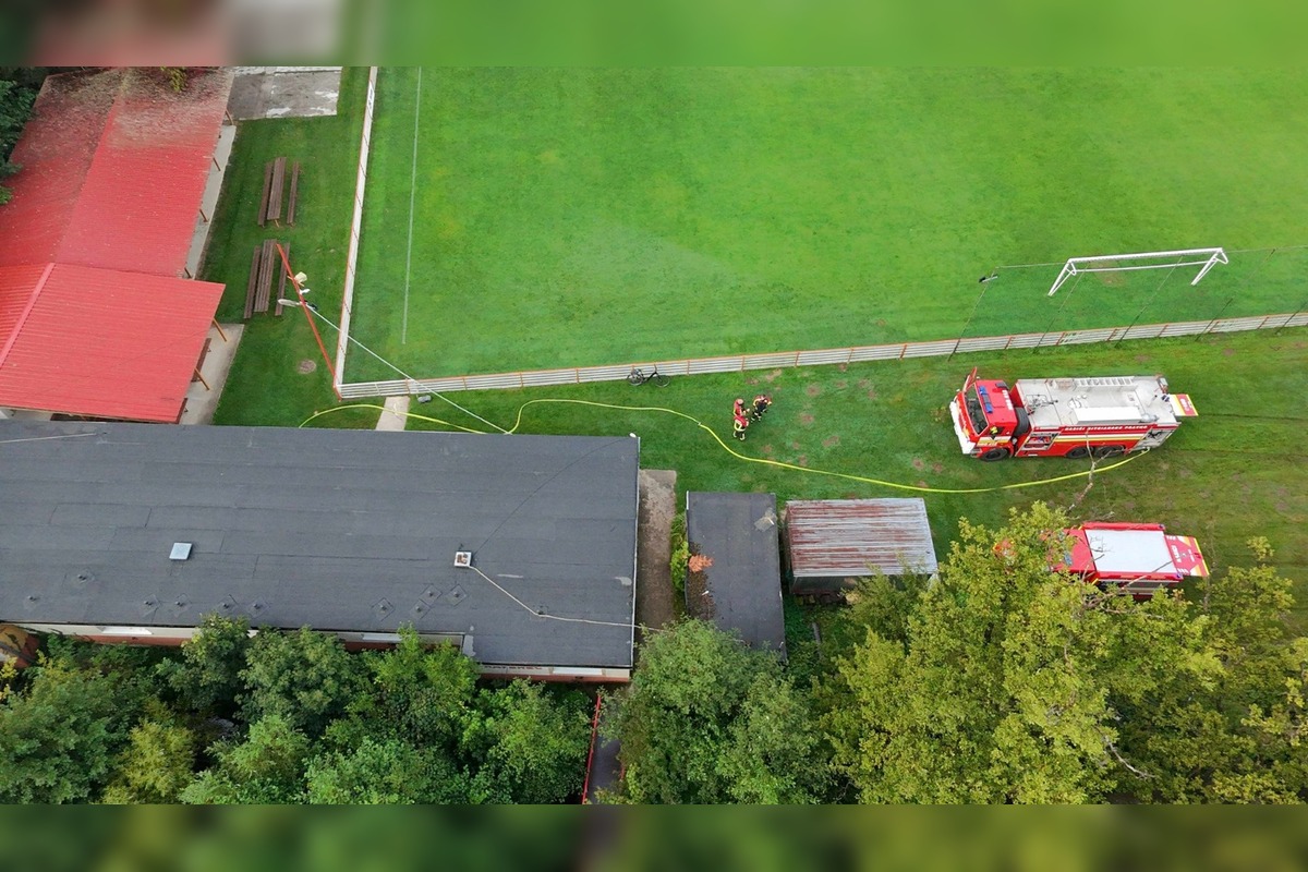 FOTO: Na štadióne v Pravenci horeli šatne, hráči sa museli prezliekať v susednej obci, foto 3