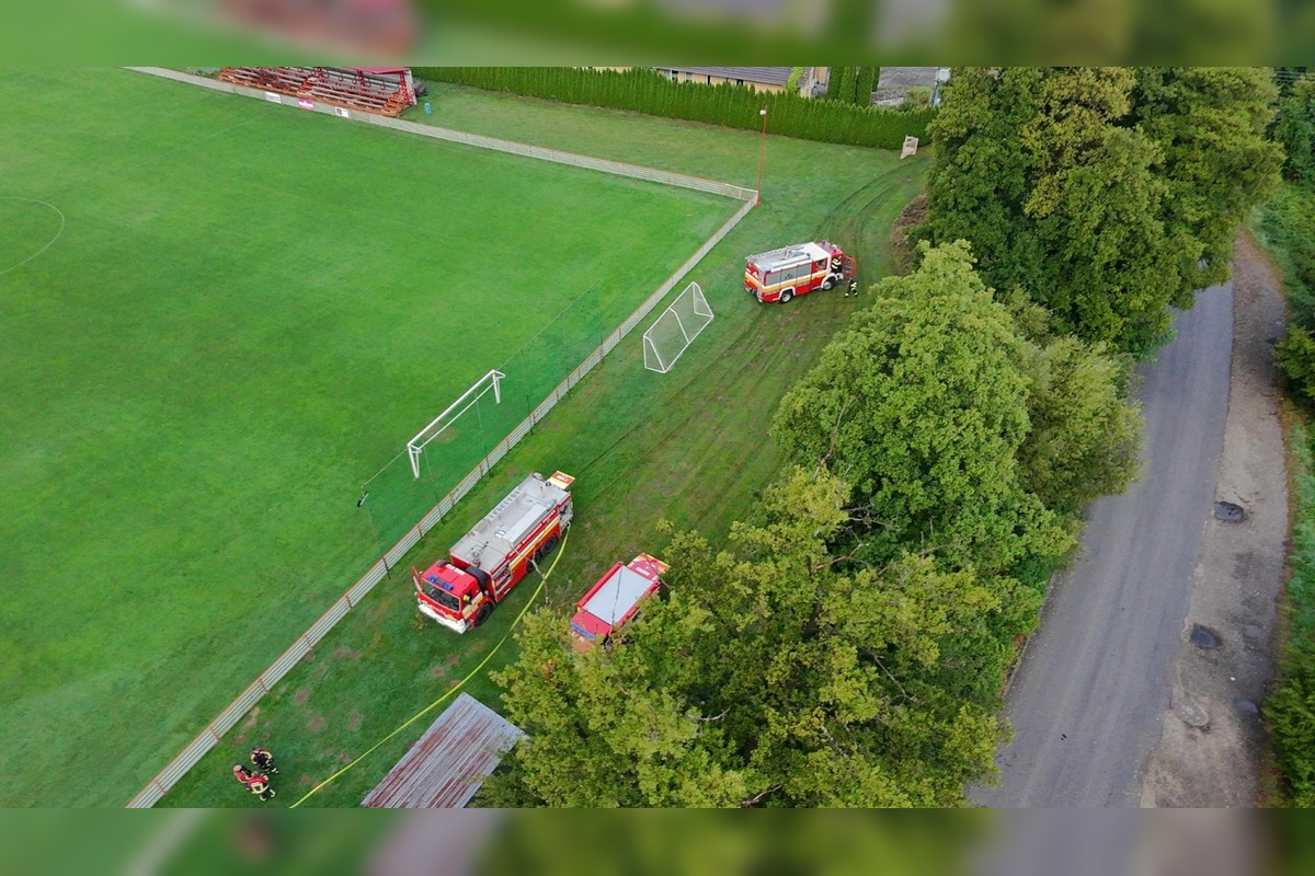 FOTO: Na štadióne v Pravenci horeli šatne, hráči sa museli prezliekať v susednej obci, foto 5