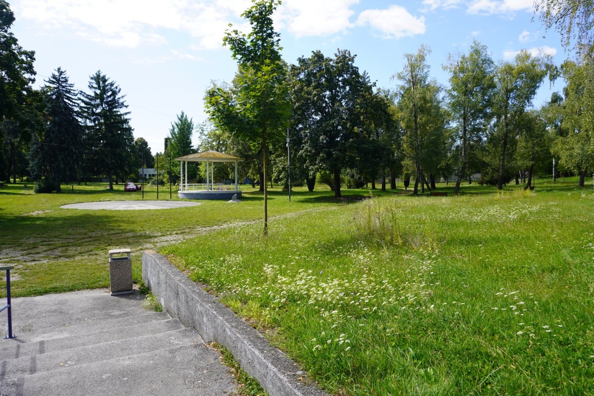 FOTO: V Bánovciach menia mestský park na modernú oázu oddychu. Pribudnú jazierka, stromy aj nový amfiteáter, foto 2
