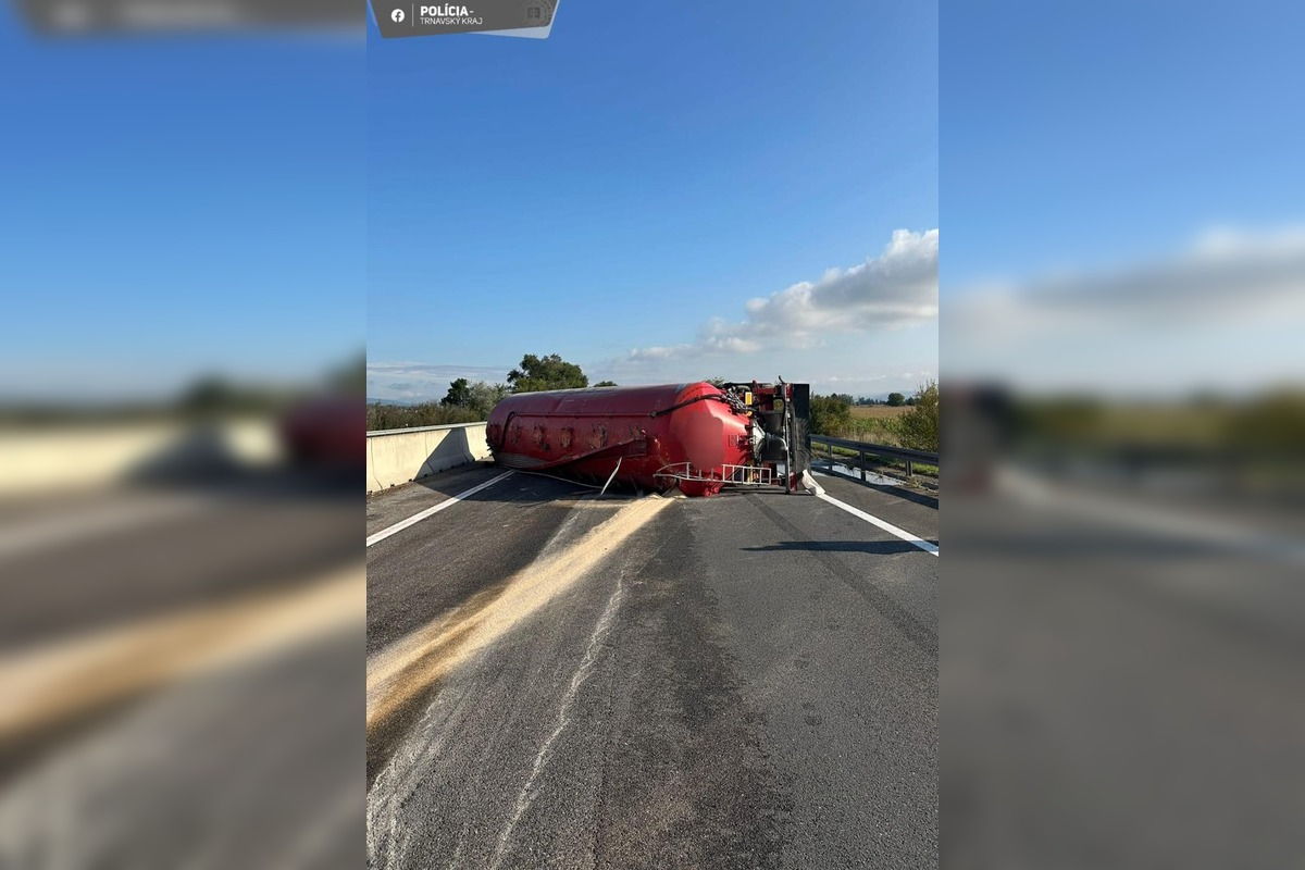 FOTO: Ranná zrážka troch kamiónov na diaľnici D1 v smere z Piešťan do Trenčína, foto 1