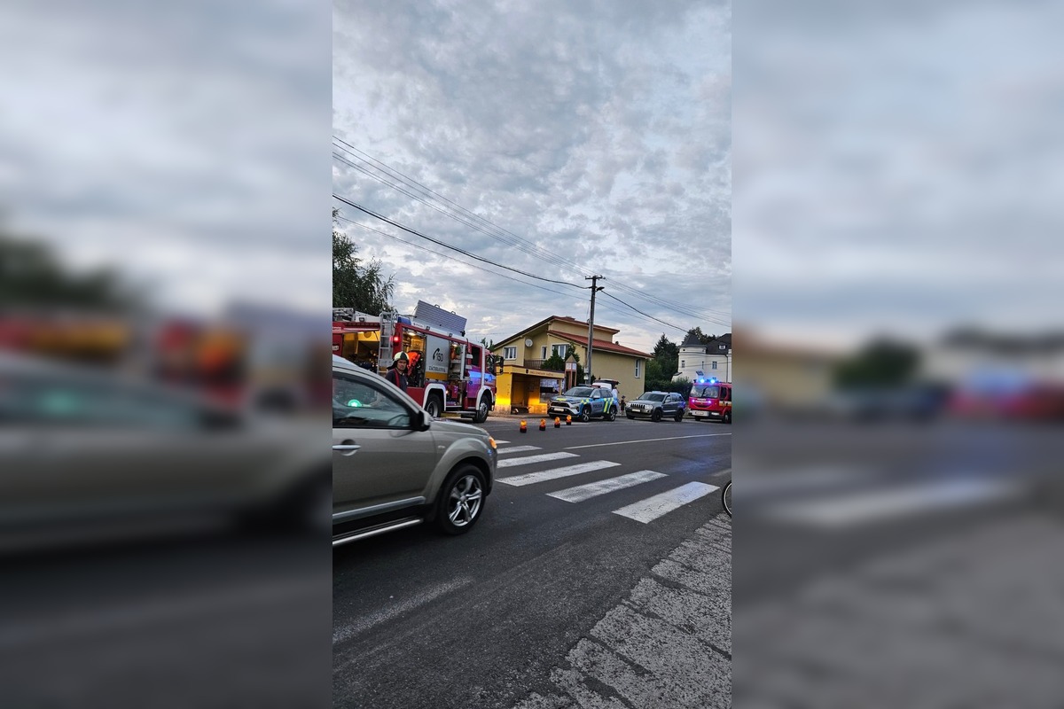 FOTO: Z čírej vody krvavo červená, v Čereňanoch riešili nezvyčajné znečistenie potoka, foto 1