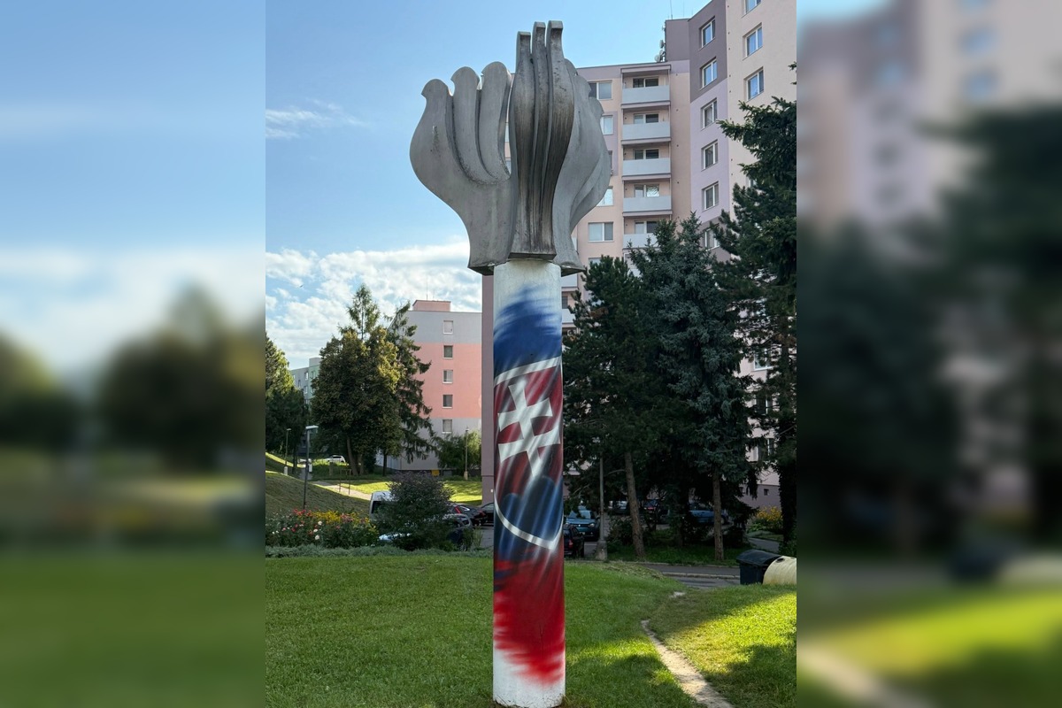 FOTO: Socha v Bánovciach dostala nový šat. Obyvatelia hovoria o gýči a strate dôstojnosti, foto 1