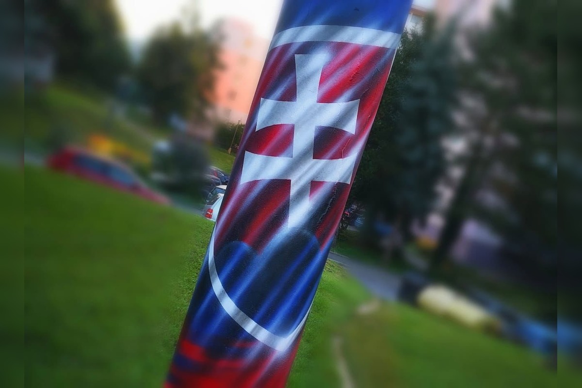 FOTO: Socha v Bánovciach dostala nový šat. Obyvatelia hovoria o gýči a strate dôstojnosti, foto 2