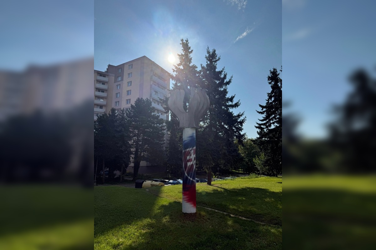 FOTO: Socha v Bánovciach dostala nový šat. Obyvatelia hovoria o gýči a strate dôstojnosti, foto 4