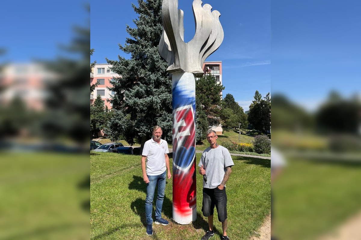 FOTO: Socha v Bánovciach dostala nový šat. Obyvatelia hovoria o gýči a strate dôstojnosti, foto 6