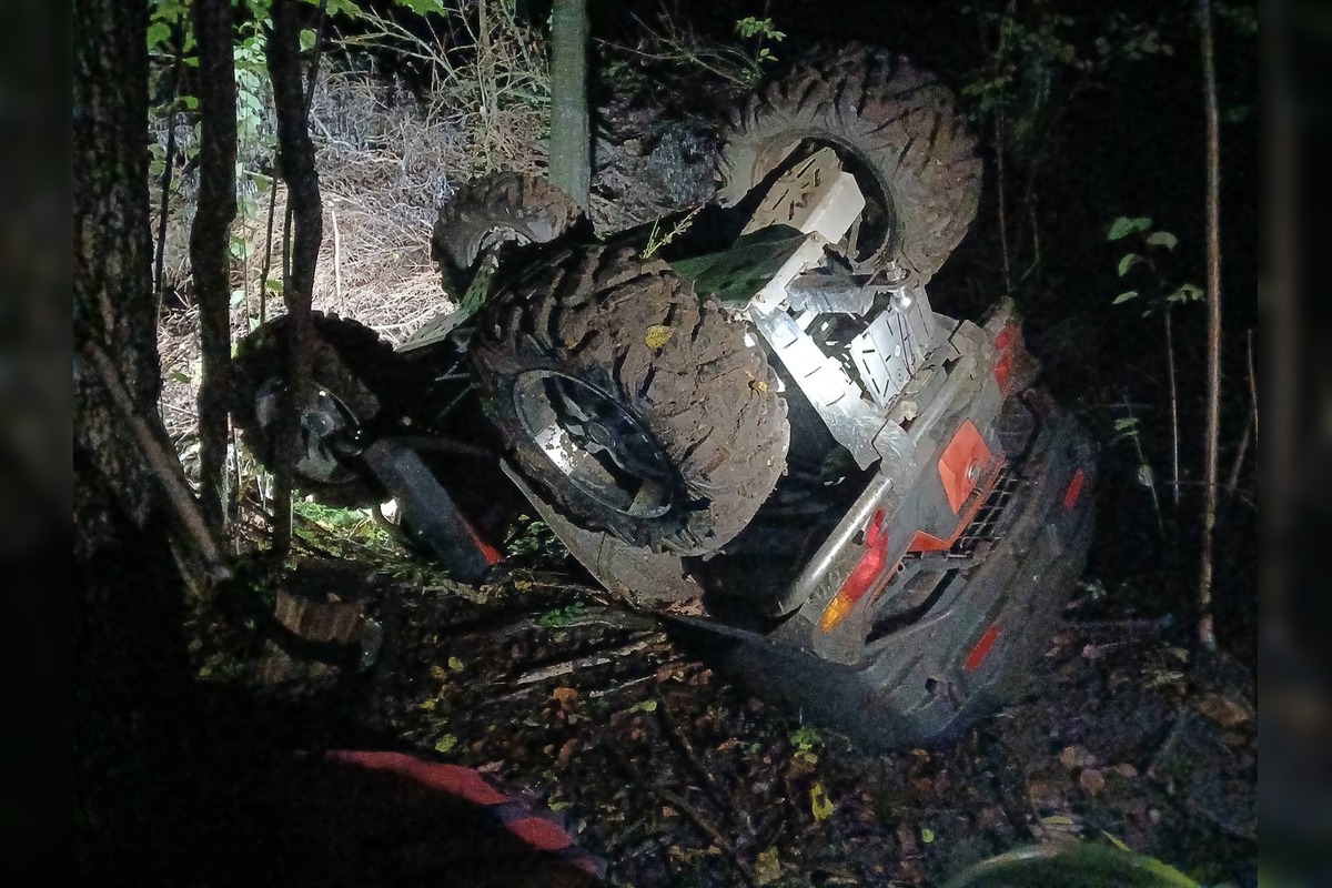 FOTO: Štvorkolka sa prevrátila v Handlovej pri Novej Lehote, zranila sa jedna osoba, foto 2