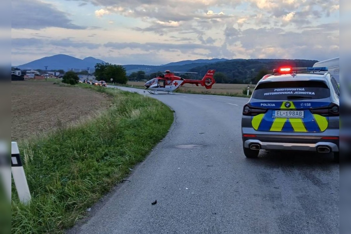 FOTO: V Dubnici nad Váhom sa čelne zrazili dve autá, vodičku previezli vrtuľníkom do nemocnice, foto 1