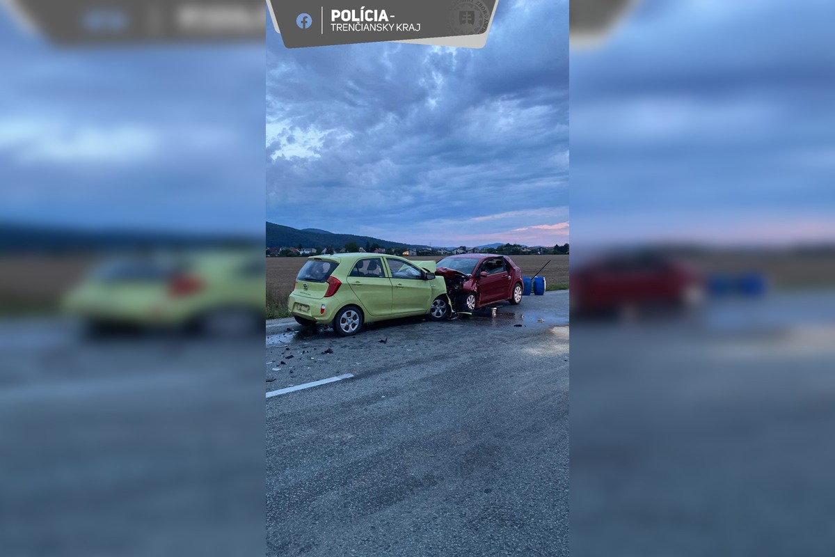 FOTO: V Dubnici nad Váhom sa čelne zrazili dve autá, vodičku previezli vrtuľníkom do nemocnice, foto 4