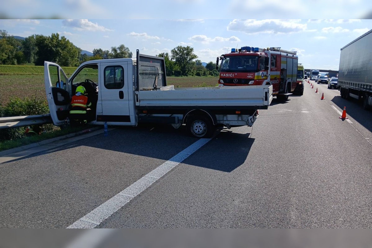 FOTO: Po náraze do zvodidiel na diaľnici D1 pri Ilave zostala dodávka uviaznutá na ceste, zranili sa dvaja ľudia, foto 1