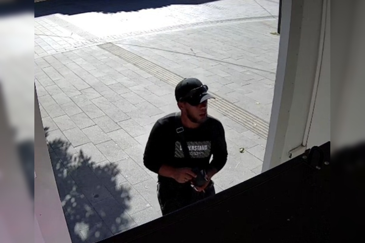 FOTO: Polícia v Púchove hľadá muža zachyteného na fotografiách, o pomoc žiada verejnosť, foto 2