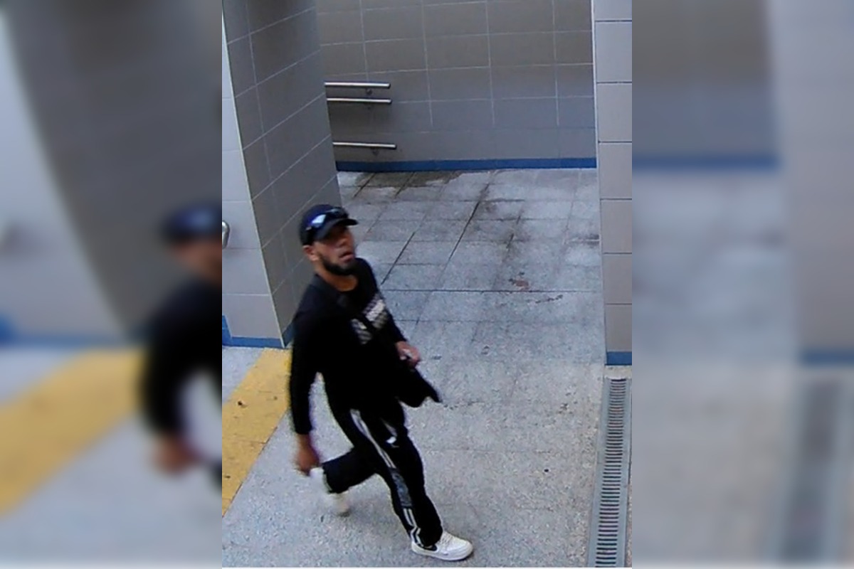 FOTO: Polícia v Púchove hľadá muža zachyteného na fotografiách, o pomoc žiada verejnosť, foto 3