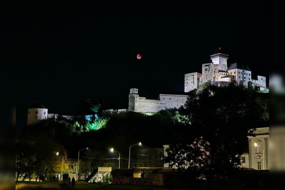 FOTO: Krvavý supermesiac rozžiaril oblohu nad Trenčianskym krajom, takto ho zachytili obyvatelia. Stihli ste ho aj vy?, foto 4