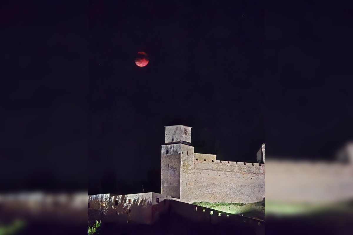 FOTO: Krvavý supermesiac rozžiaril oblohu nad Trenčianskym krajom, takto ho zachytili obyvatelia. Stihli ste ho aj vy?, foto 5