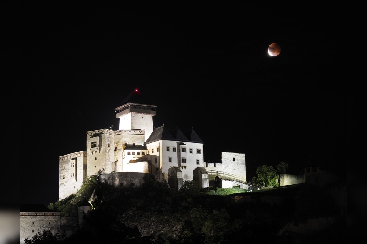 FOTO: Krvavý supermesiac rozžiaril oblohu nad Trenčianskym krajom, takto ho zachytili obyvatelia. Stihli ste ho aj vy?, foto 7