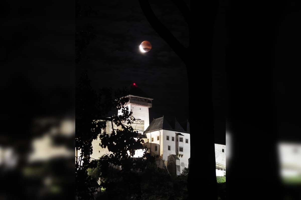 FOTO: Krvavý supermesiac rozžiaril oblohu nad Trenčianskym krajom, takto ho zachytili obyvatelia. Stihli ste ho aj vy?, foto 8