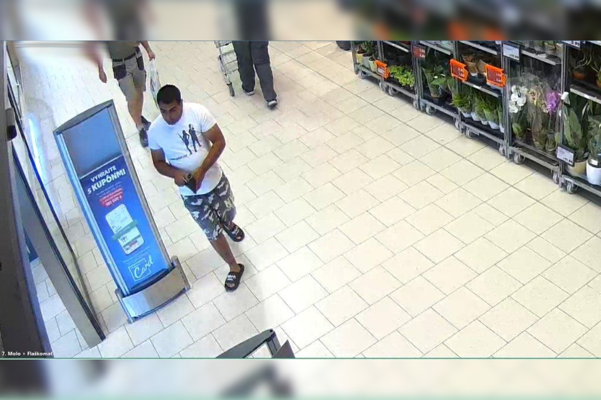 FOTO: Polícia v Trenčíne hľadá muža zachyteného na fotografiách, o pomoc žiada verejnosť, foto 1