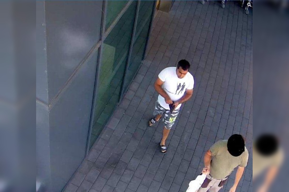 FOTO: Polícia v Trenčíne hľadá muža zachyteného na fotografiách, o pomoc žiada verejnosť, foto 2